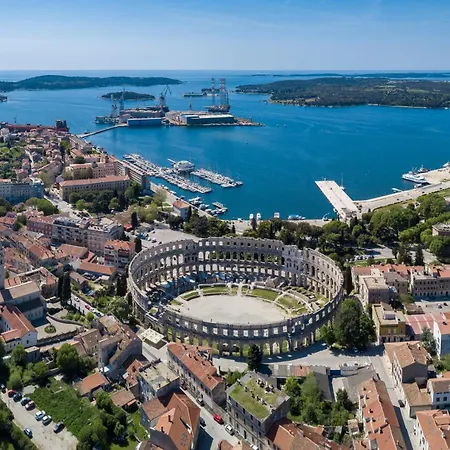 Petra Lux Apartament Pula