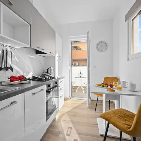 Petra Lux Apartament *